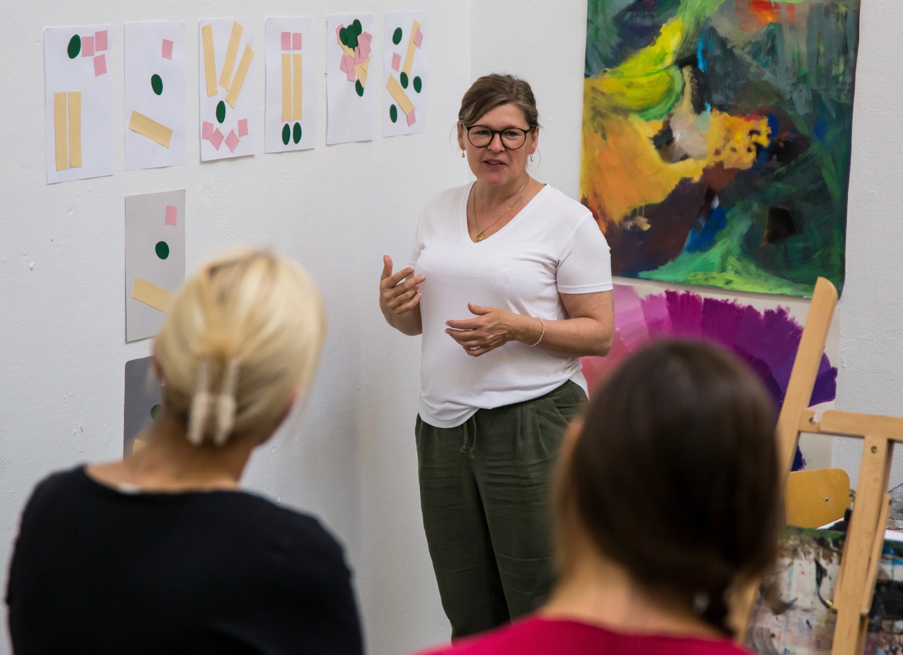 Angelika Kehlenbach im Gespräch mit einer Gruppe im Atelier