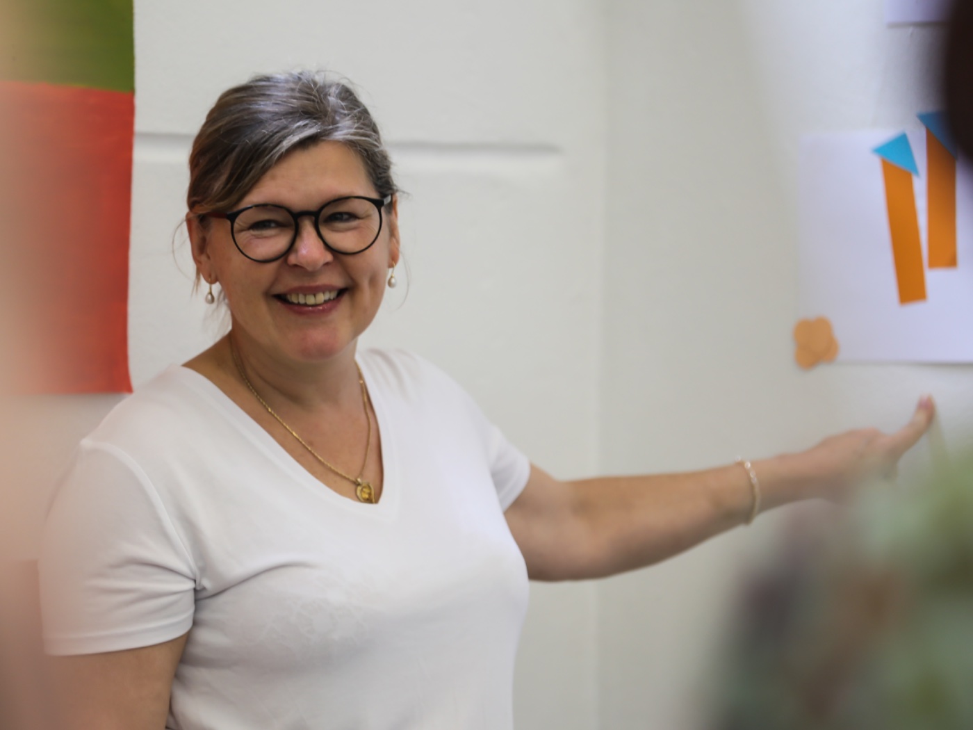 Angelika Kehlenbach lachend im Atelier