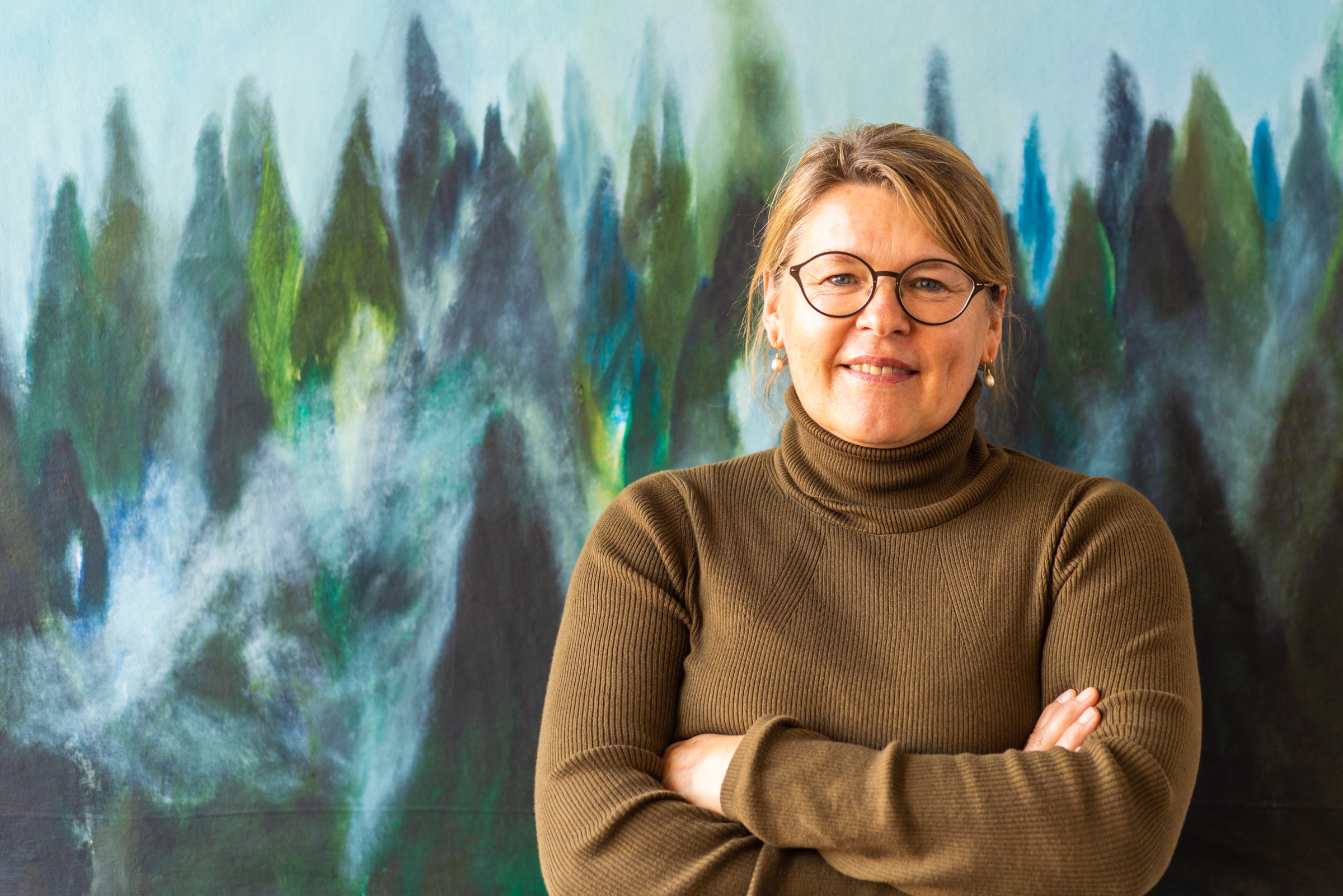 Angelika Kehlenbach vor einem ihrer Waldbilder