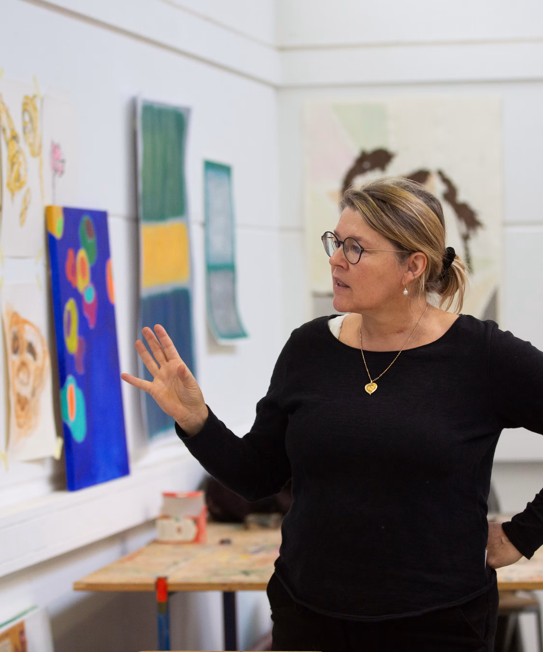 Angelika Kehlenbach bespricht Arbeiten im Atelier
